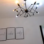 Deluxe One Bedroom Near Lägenhet