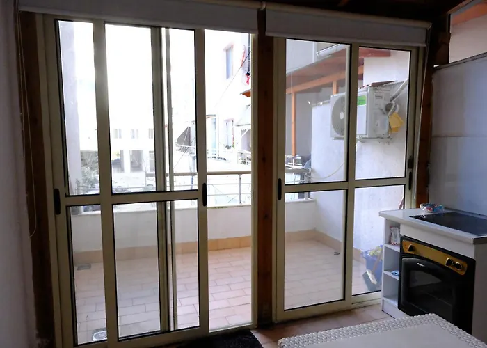 Deluxe One Bedroom Near Apartament
