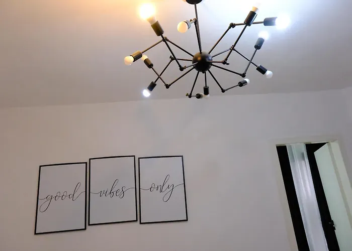Deluxe One Bedroom Near Apartament